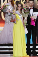 Finał — Miss Mińska 2013 (ubrania i obraz: suknia wieczorowa żółta)