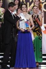 Gala final — Miss Minsk 2013 (looks: vestido de noche azul)