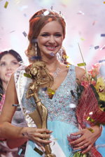 Jana Kantsavenka. Finale — Miss Minsk 2013 (Looks: türkises Abendkleid mit Ausschnitt)