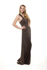 Miss Austrii 2013 (ubrania i obraz: suknia wieczorowa brązowa)