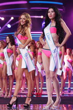 дефиле в купальниках:  (слева направо) Салли Линдгрен (Швеция) и Liu Qiang (Китай). Корона "Miss Supranational 2013" улетает в Филиппины. Часть 1