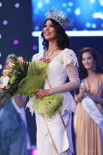 Мутія Датул. Корона "Miss Supranational 2013" відлітає в Філіппіни. Частина 1 (наряди й образи: біла вечірня сукня)