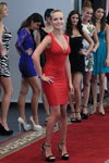 Héloïse Paulmier. Kandidatinnen — Miss Supranational 2013 (Looks: rotes anliegendes Mini Kleid, schwarze Sandaletten)