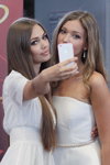 Yana Dubnik y Angelika Ogryzek. Participantes — Miss Supranational 2013 (looks: vestido blanco)
