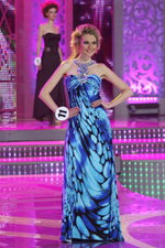 Maryia Vialichka. Maryia Vialichka — Miss World Belarus 2013 (Looks: bedrucktes Abendkleid)