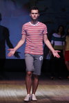 Mister Gomel 2013 (ubrania i obraz: koszulka pasiasta czerwono-biała, bermudy w kolorze khaki, buty sportowe białe)
