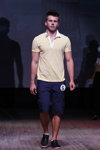 Mister Gomel 2013 (Looks: gelbes T-Shirt, blaue Bermudas, schwarze Sneakers, weiße Socken)