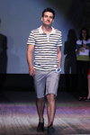 Mister Gomel 2013 (Looks: gestreiftes schwarz-weißes T-Shirt, graue Bermudas)