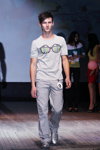 Mister Gomel 2013 (Looks: graues bedrucktes T-shirt, silberne Sneakers, graue Hose)
