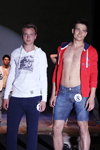 Mister Gomel 2013 (Looks: weißer bedruckter Kapuzenpullover, blaue Jeans, blaue Jeans-Shorts)