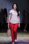 Мистер Гомель 2013 (наряды и образы: блуза с принтом, красные брюки, белые балетки, бежевая сумка)