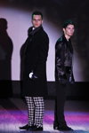 Мистер Гомель 2013 (наряды и образы: чёрное пальто, чёрные перчатки, чёрно-белые брюки с узором "гусиные лапки")