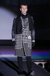 Мистер Гомель 2013 (наряды и образы: чёрный шарф, пальто с узором "гусиные лапки", чёрные перчатки, чёрные брюки)