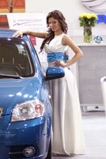 Відкриття міжнародного автосалону "Моторшоу 2013" (наряди й образи: біла вечірня сукня)