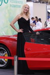Mädchen — Motorshow 2013. Teil 2 (Looks: blonde Haare, schwarzes Abendkleid mit Trägern)