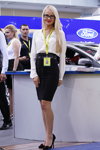 Chicas — Motorshow 2013. Parte 2 (looks: blusa blanca, zapatos de tacón negros, falda lápiz negra, gafas)