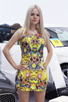 Mädchen — Motorshow 2013. Teil 2 (Looks: gelbes bedrucktes Mini Kleid, blonde Haare)
