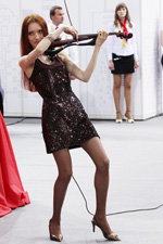 WIND electric string quartet. Muzyczna pokusa na "Motorshow 2013" (ubrania i obraz: suknia koktajlowa bura, rajstopy cieliste, rude włosy)