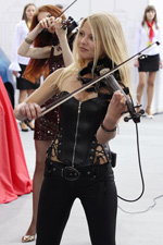 Лена Буякова (электраскрыпка). WIND electric string quartet. Музычная спакуса на "Маторшоу 2013" (нарады і вобразы: чорны карсаж, чорныя штаны, блонд (колер валасоў))