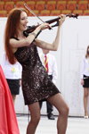 WIND electric string quartet. Muzyczna pokusa na "Motorshow 2013" (ubrania i obraz: rude włosy, suknia koktajlowa bura, rajstopy cieliste)