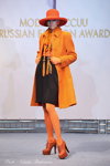 Показ Slava Zaitsev AW 14/50 (наряди й образи: помаранчева капелюх, помаранчеве пальто, чорна спідниця-тюльпан, руді ботильйони, помаранчеві прозорі колготки)