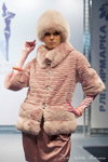 На "Текстильлегпроме" Вячеслав Зайцев представил новую коллекцию (наряды и образы: меховая шапка, розовые перчатки)