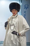 Modenschau von Slava Zaitsev AW 14/50 (Looks: weißer Mantel, Mütze aus Pelz, weißes Kleid, schwarze Handschuhe)