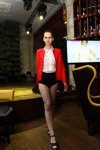 Mrs Beauty & Sport Russia 2013. Pre-party (Looks: roter Blazer, weiße Bluse, schwarze Shorts)