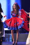 Yana Dubnik. Gala final — Miss Supranational 2013. Parte 2 (looks: zapatos de tacón negros, vestido rojo)