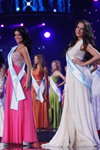 "Miss Supranational 2013": дефиле в вечерних платьях. Часть 4 (наряды и образы: вечернее платье цвета фуксии, белое вечернее платье)