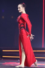 Александра Наркевич. Фотофакт: "Miss Supranational 2013" и гимнастки (наряды и образы: красное вечернее платье с разрезом)