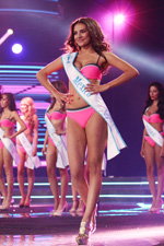 Жаклін Моралес. "Miss Supranational 2013": дефіле в купальниках. Частина 3 (наряди й образи: рожевий купальник)