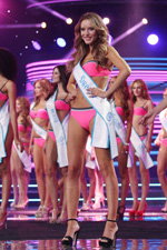 Саллі Ліндгрен. "Miss Supranational 2013": дефіле в купальниках. Частина 3 (наряди й образи: рожевий купальник, чорні босоніжки)