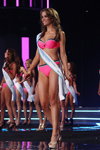 Esma Voloder. Vorführung der Bademoden — Miss Supranational 2013. Teil 3 (Looks: rosaner Badeanzug)