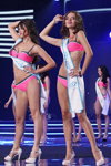 Leyla Köse und Kateryna Sandulova. Vorführung der Bademoden — Miss Supranational 2013. Teil 3 (Looks: rosaner Badeanzug)