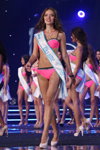 Kateryna Sandulova. Vorführung der Bademoden — Miss Supranational 2013. Teil 3 (Looks: rosaner Badeanzug)
