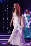 Yana Dubnik. Gala final — Miss Supranational 2013. Top-20. Parte 3 (looks: vestido de noche blanco)