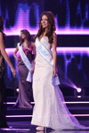Kateryna Sandulova. Gala final — Miss Supranational 2013. Top-20. Parte 3 (looks: vestido de noche blanco)