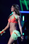 Leyla Köse. Desfile de trajes de baño — Miss Supranational 2013. Top-20. Parte 2 (looks: bañador coral)