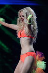 Veronika Chachina. Desfile de trajes de baño — Miss Supranational 2013. Top-20. Parte 2 (looks: bañador coral)