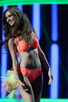 Yana Dubnik. Vorführung der Bademoden — Miss Supranational 2013. Top-20. Teil 2 (Looks: korallenroter Badeanzug)
