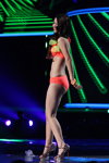 Khin Wint Wah. Pokaz w strojach kąpielowych — Miss Supranational 2013. Top-20. Część 2 (ubrania i obraz: strój kąpielowy koralowy)