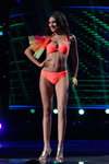 Jacqueline Morales. Desfile de trajes de baño — Miss Supranational 2013. Top-20. Parte 2 (looks: bañador coral, sandalias de tacón plateadas)