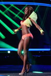 Vorführung der Bademoden — Miss Supranational 2013. Top-20. Teil 2 (Looks: korallenroter Badeanzug)