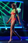 Esma Voloder. Desfile de trajes de baño — Miss Supranational 2013. Top-20. Parte 2 (looks: bañador coral)