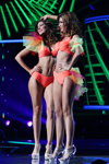Vorführung der Bademoden — Miss Supranational 2013. Top-20. Teil 2 (Looks: korallenroter Badeanzug; Person: Annie Fuenmayor)