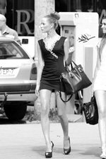 Sally Lindgren. Fotofacto. Sally Lindgren (Suecia) — Miss Supranational 2013 (looks: bolso negro, zapatos de tacón negros, bollo, vestido de cóctel negro)