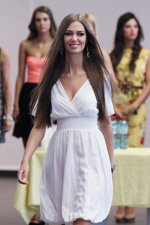Jana Dubnik. Fotofakt. Jana Dubnik (Rosja) — Miss Supranational 2013 (ubrania i obraz: sukienka biała)