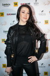 Polina Smolova. "EUROVISION-2013" Pre-party (looks: jersey negro transparente, pantalón de piel negro, cazadora de piel negra)