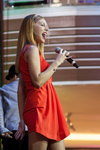 Natalia Podolskaya. Actuaciones de artistas. 24.14.2013 — Партийная ZONA (looks: vestido rojo, velo de malla blanco)